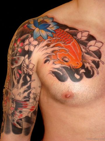 tatuajes de peces japoneses en pecho