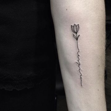 tatuaje de tulipanes para mujer con palabras