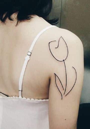 tatuaje de tulipanes para mujer en silueta