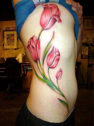 tatuaje de tulipanes para mujer grandes