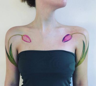 tatuaje de tulipanes para mujer tipo pintura