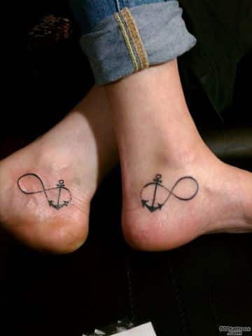 tatuajes de amistad infinita en el pie