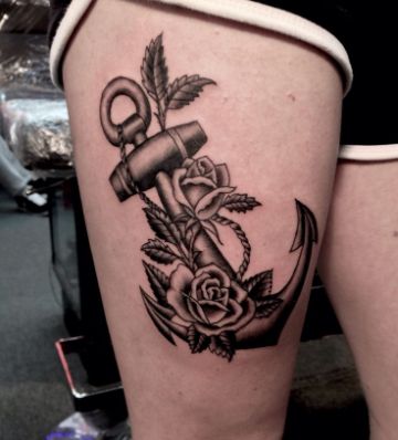 tatuajes de anclas con flores en la pierna