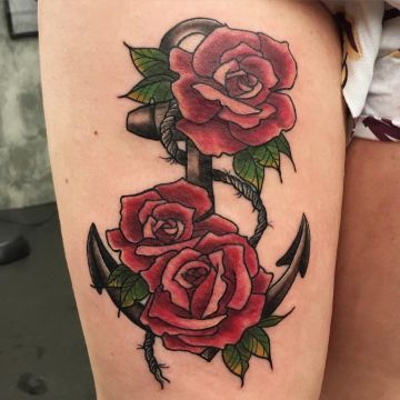 tatuajes de anclas con flores grandes rosas