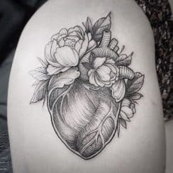 2 Ideas en tatuajes de corazones con flores a blanco y negro
