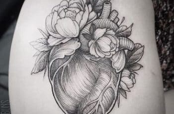 2 Ideas en tatuajes de corazones con flores a blanco y negro