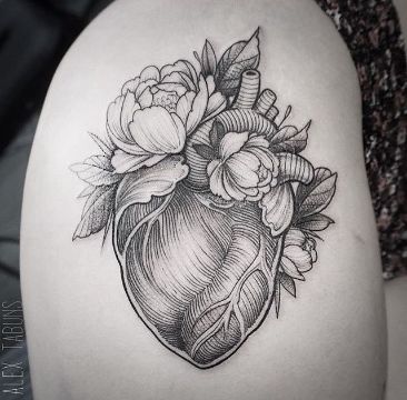 tatuajes de corazones con flores originales