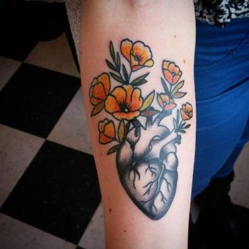 tatuajes de corazones con flores tradicional