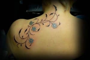 tatuajes de enredaderas de flores delicados