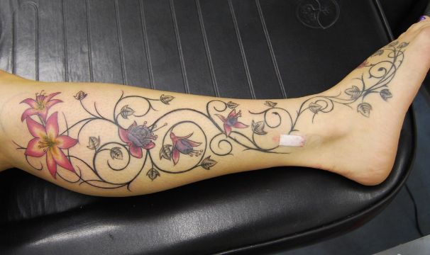 tatuajes de enredaderas de flores en pierna
