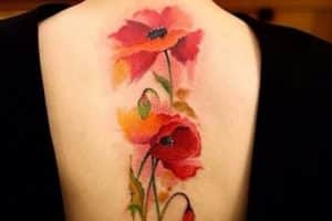 tatuajes de flores acuarela en espalda