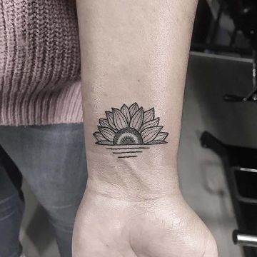 La metafora de 4 tatuajes de girasoles en la muñeca