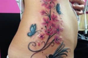 tatuajes de hadas con flores negro y color