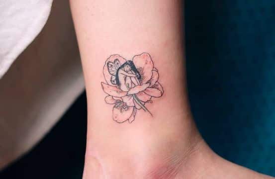 tatuajes de hadas con flores pequeñas
