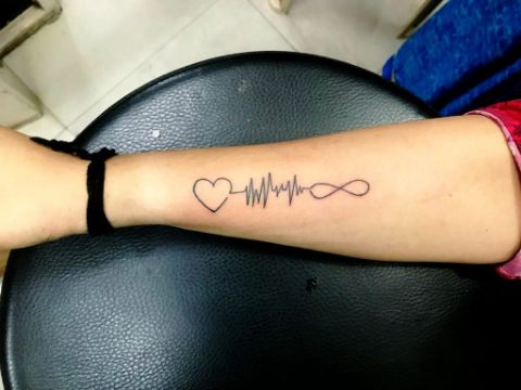 tatuajes de infinito con corazon y electrocardiograma