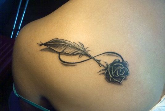 tatuajes de infinito con rosas delicados