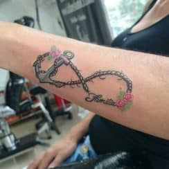 Simbolicos tatuajes de infinito con rosas hechos con 7RL