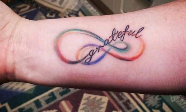 tatuajes de infinitos a color sutiles