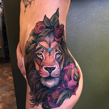 tatuajes de leon con flores a color