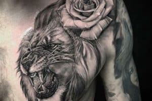 tatuajes de leon con flores realistas a negro