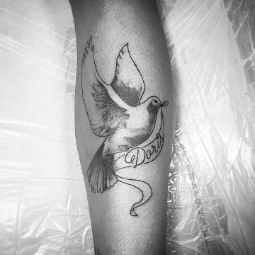 tatuajes de palomas con nombres sutiles