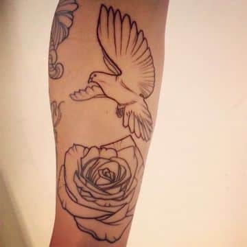 tatuajes de palomas con rosas delineados