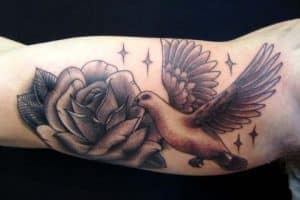 tatuajes de palomas con rosas difuminados