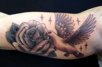 Bases negras en tatuajes de palomas con rosas y 2 flores mas
