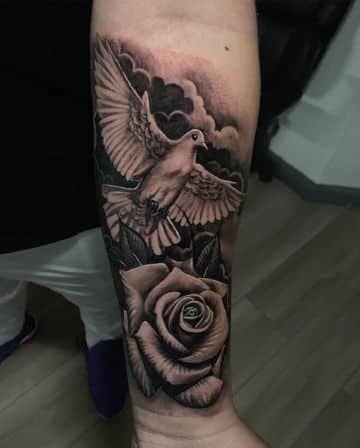 tatuajes de palomas con rosas en brazos