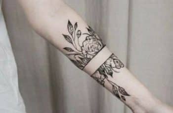 4 tatuajes de pulseras de flores y lineas negras