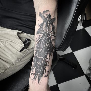 tatuajes de reliquias de la muerte en brazo