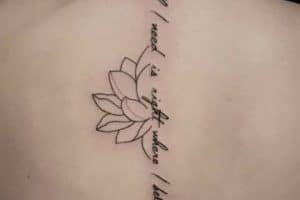 tatuajes de rosas con frases en espalda