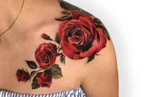 tatuajes de rosas en el hombro realistas