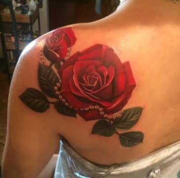 tatuajes de rosas en el hombro rojas