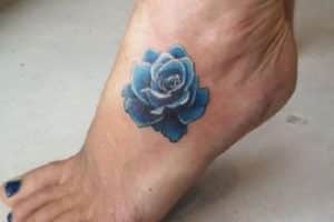 tatuajes de rosas en el pie a color