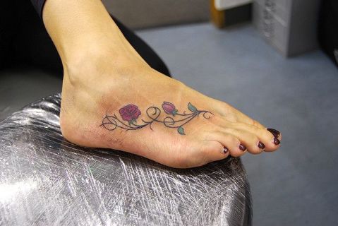 tatuajes de rosas en el pie sutiles