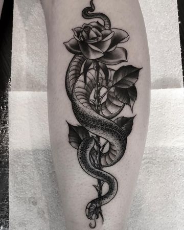 tatuajes de serpientes con rosas a blanco y negro