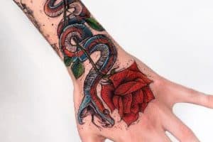tatuajes de serpientes con rosas en la mano