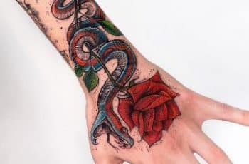 Clasicos tatuajes de serpientes con rosas a 4 tamaños