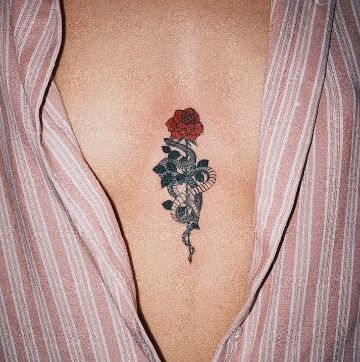 tatuajes de serpientes con rosas pequeños