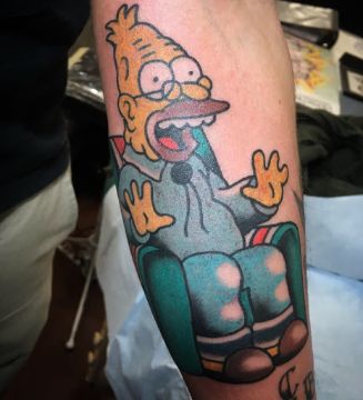 tatuaje del abuelo simpson en el brazo