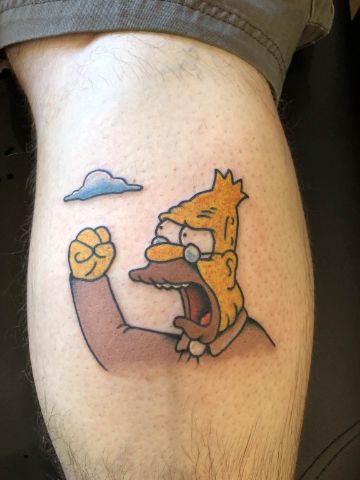 tatuaje del abuelo simpson enojado