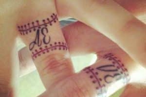 tatuajes de beisbol para parejas en los dedos
