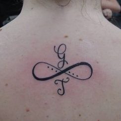 Diseños en tatuajes de infinito con letras con 2 agujas