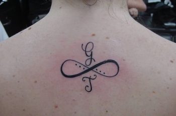 Diseños en tatuajes de infinito con letras con 2 agujas