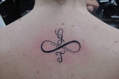 tatuajes de infinito con letras en la espalda