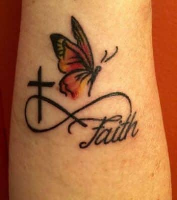 tatuajes de infinito con mariposas espirituales