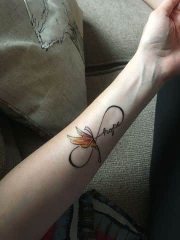 tatuajes de infinito con mariposas sutiles
