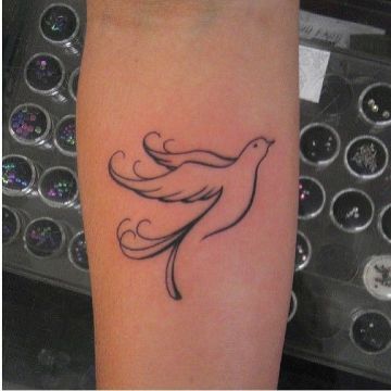 tatuajes de palomas en el brazo delineado