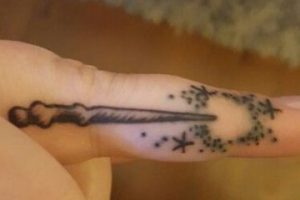 tatuajes de varitas de harry potter en el dedo